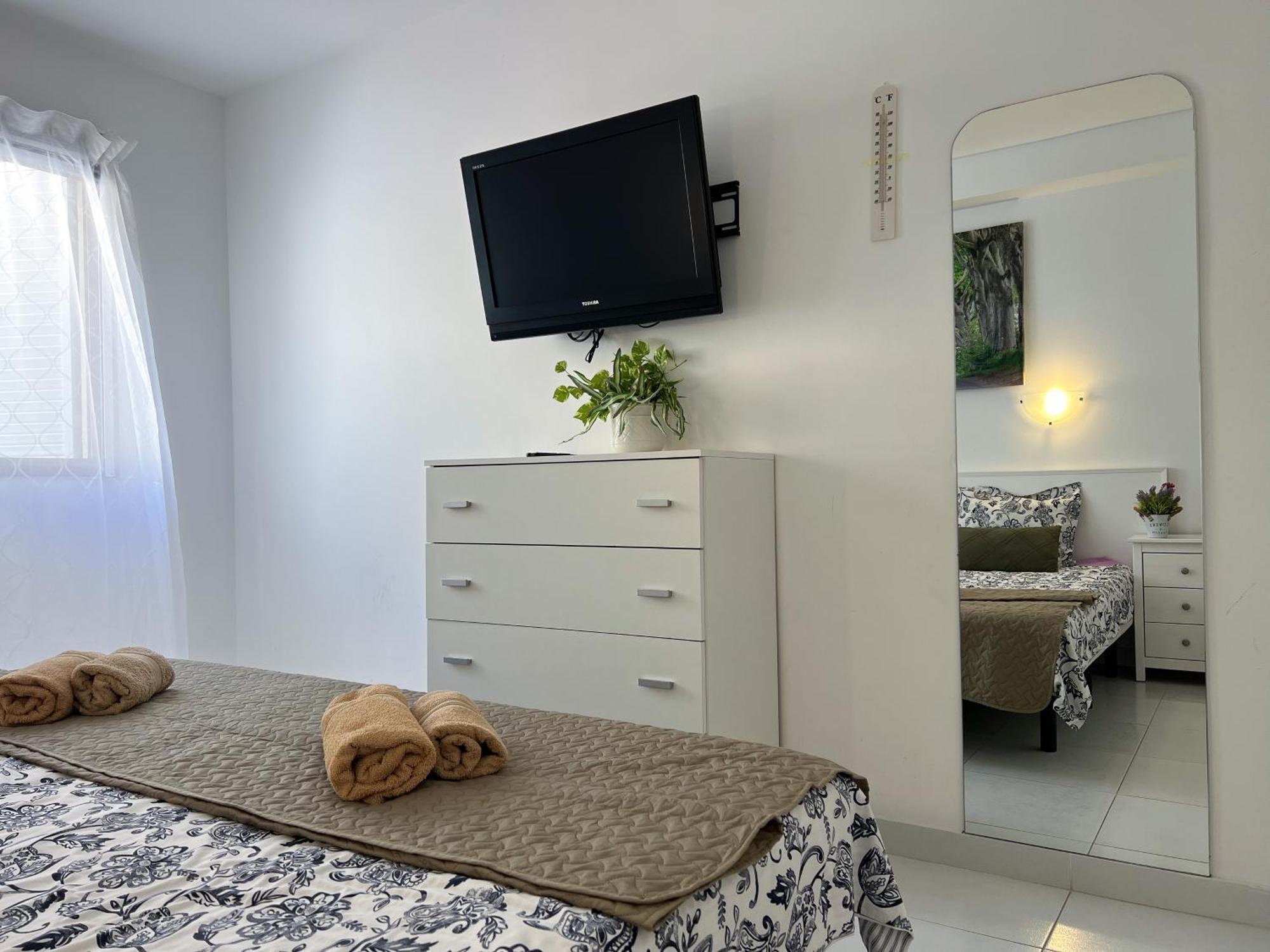 Carmen Beachfront Escape Apartment Los Cristianos  Luaran gambar